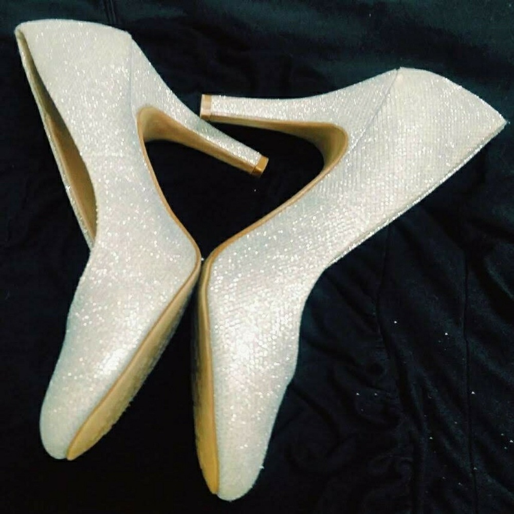 Size 9 silver sparkle heels in new condition